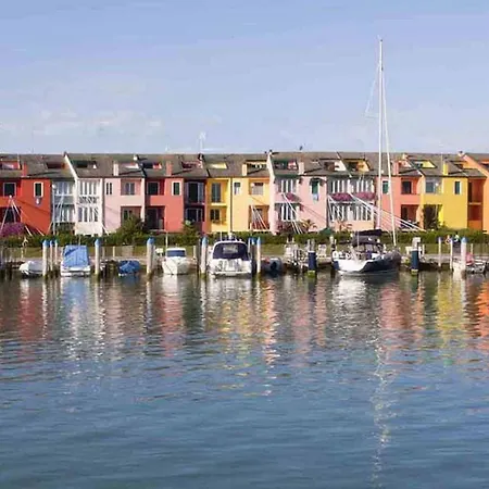 Modern Flat, 130m From The Sea With Shared Pool Apartmán *