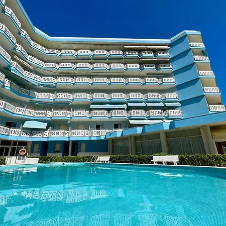 Modern Flat, 130m From The Sea With Shared Pool *