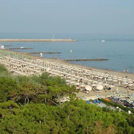 Apartment Modern Flat, 130m From The Sea With Shared Pool